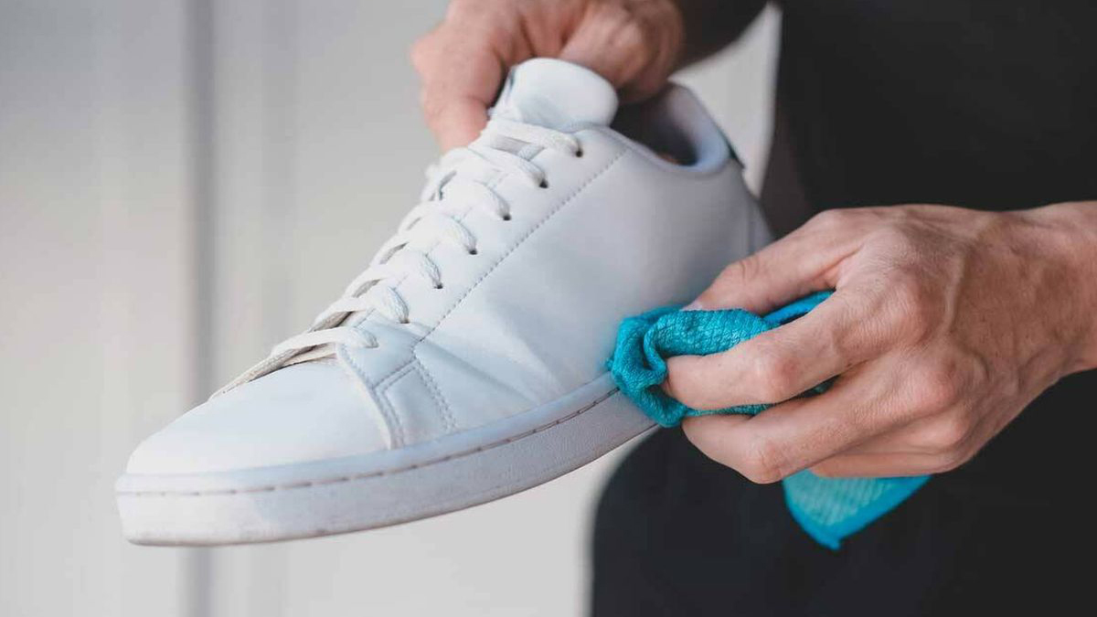 Beyaz spor ayakkabılar evde nasıl temizlenir? İşte kar beyazı yapan o yöntemler