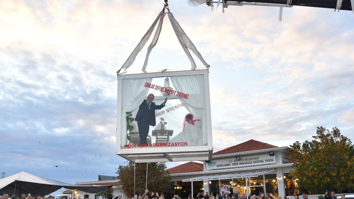 Düğüne beklenmedik giriş! Gelin ve damat cam vitrin içinde tırla taşındı