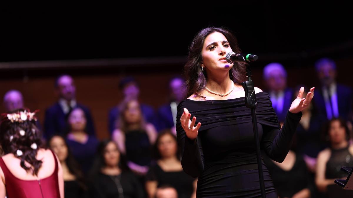 Bedia Akartürk'ten Büyükşehir korosuna yeni yıl sürprizi