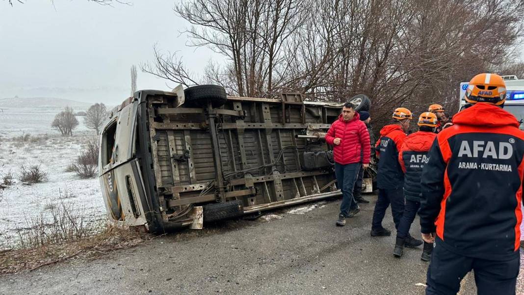 Sivas'ta öğrenci servisi devrildi: 15 yaralı