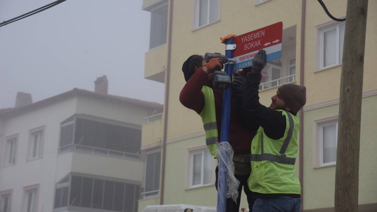 Bilecik’te cadde ve sokak isimlerinin olduğu tabelalar yenileniyor