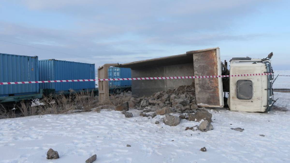 Kars'ta yük treni kamyona çarptı: 1 can kaybı