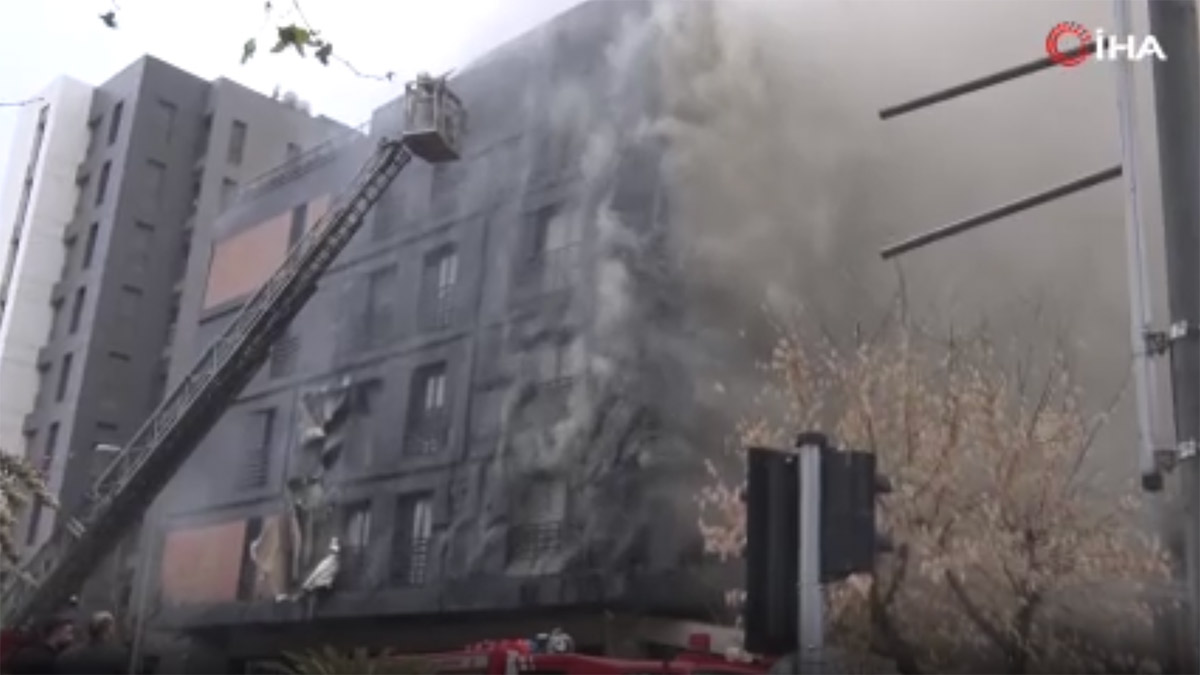 Kadıköy Bağdat Caddesi'nde bir binada yangın! Çok sayıda itfaiye ekibi sevk edildi