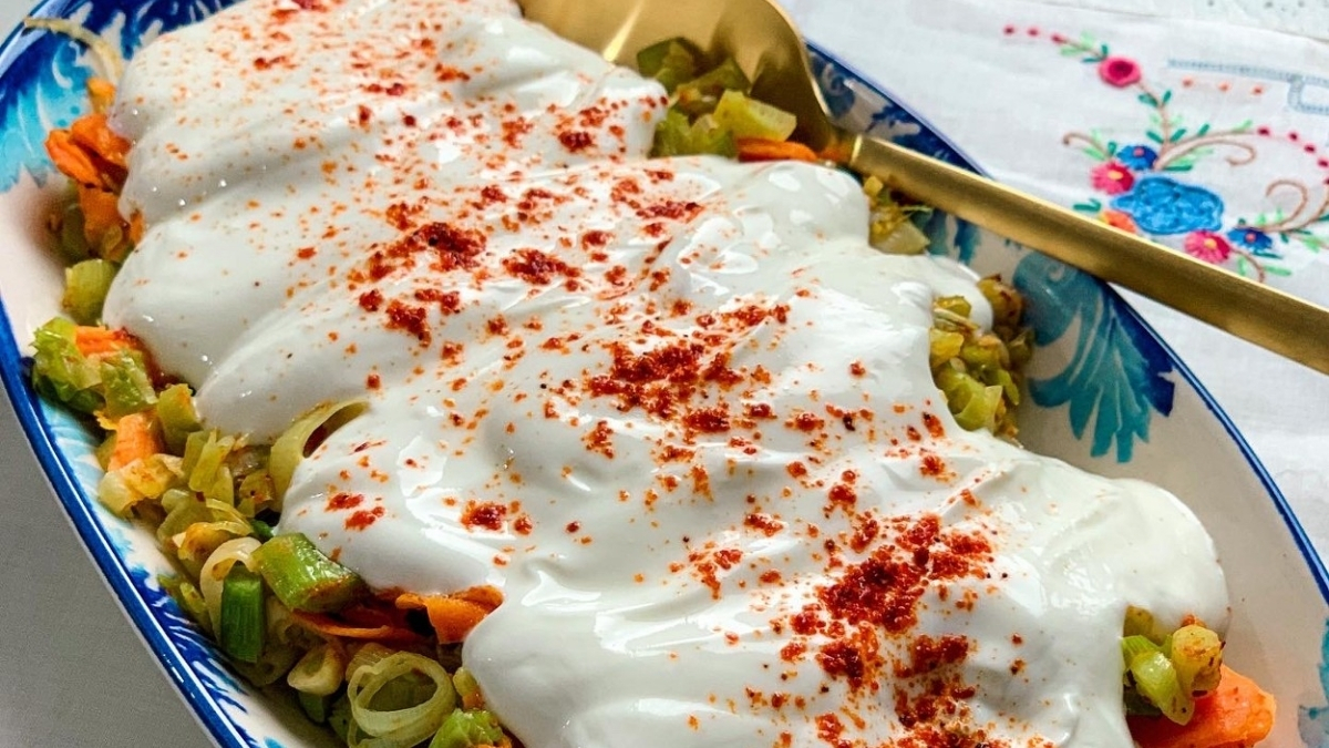 Yemeğini sevmeyenler bir de böyle denesin! Yoğurtlu pırasa kavurması nasıl yapılır? İşte püf noktalarıyla yapılışı