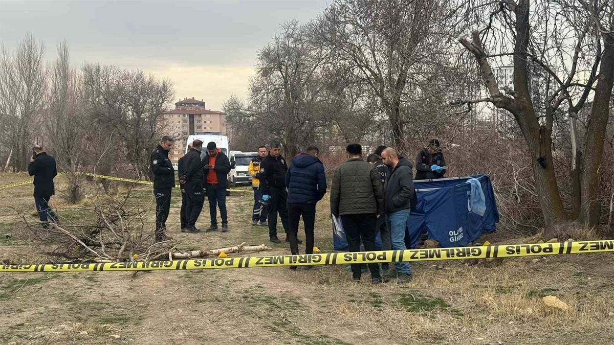 Niğde'de korkunç olay! Boş arazide yanmış erkek cesedi bulundu