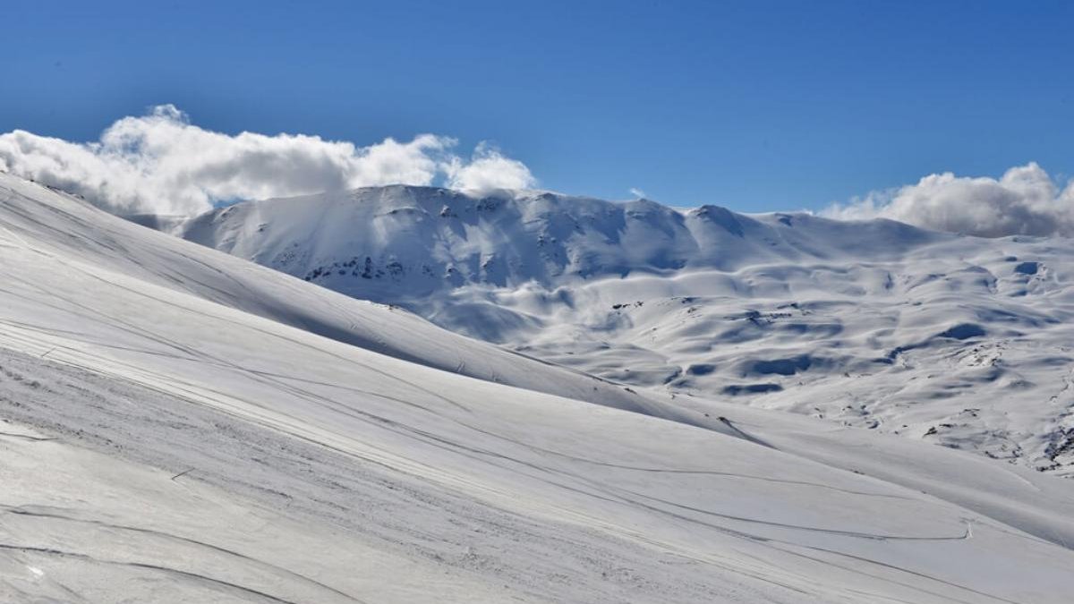 Aynı gün hem kayak hem deniz yaptırıyor! Akdeniz’in zirvesinde beyaz mucize: Saklıkent Kayak Merkezi