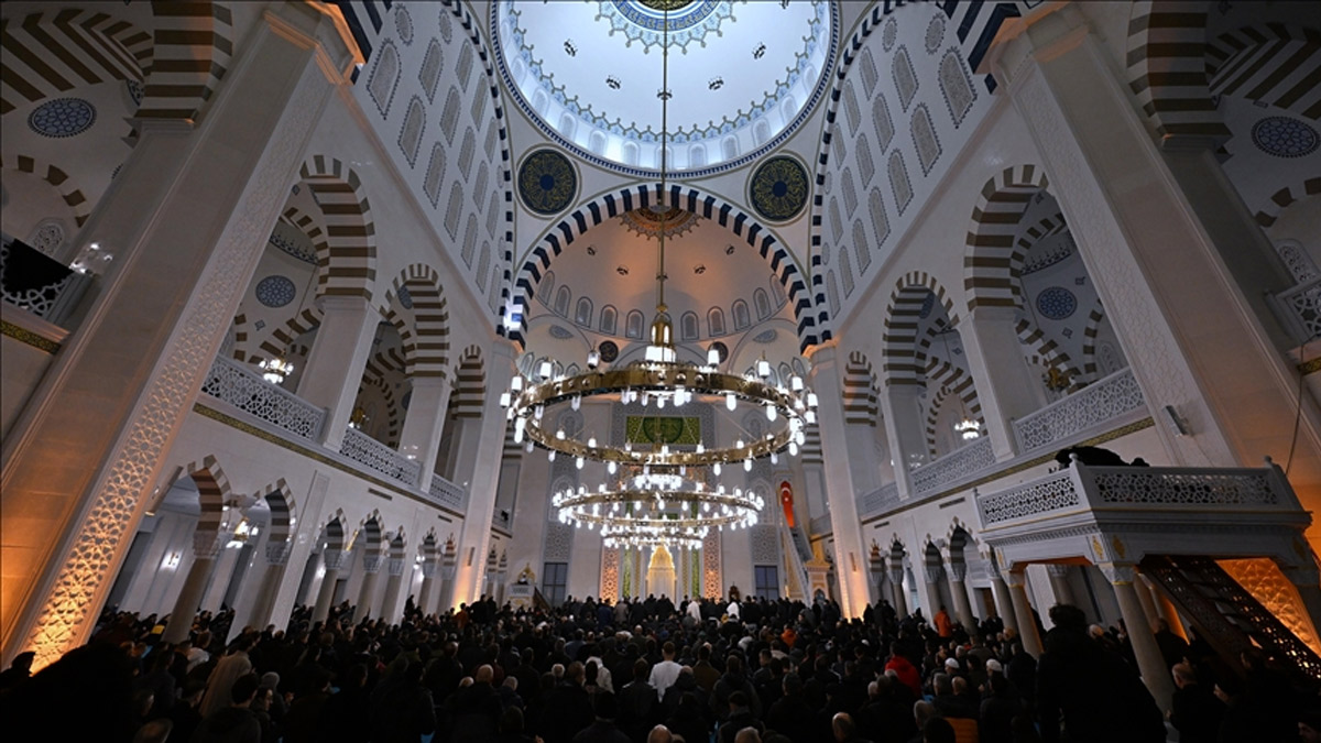 Eller mazlumlar için semaya kalktı: İslam alemi Regaip Kandili'ni dualarla idrak etti