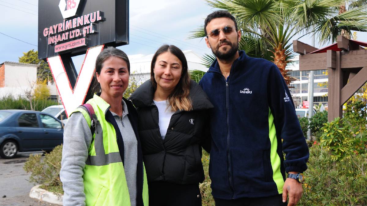 Güzelbahçe Belediyesi’ni gururlandıran davranış... Temizlik çalışması sırasında bulunan altın kese sahiplerine iade edildi