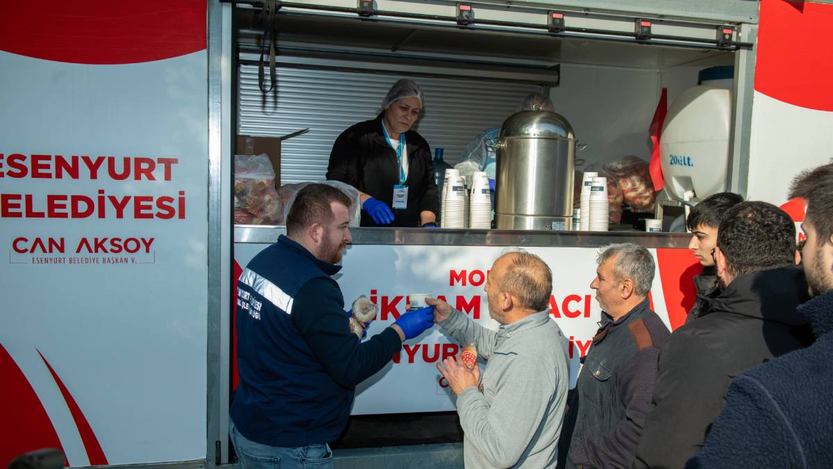 Esenyurt Belediyesi’nden cuma namazı sonrası çorba ikramı