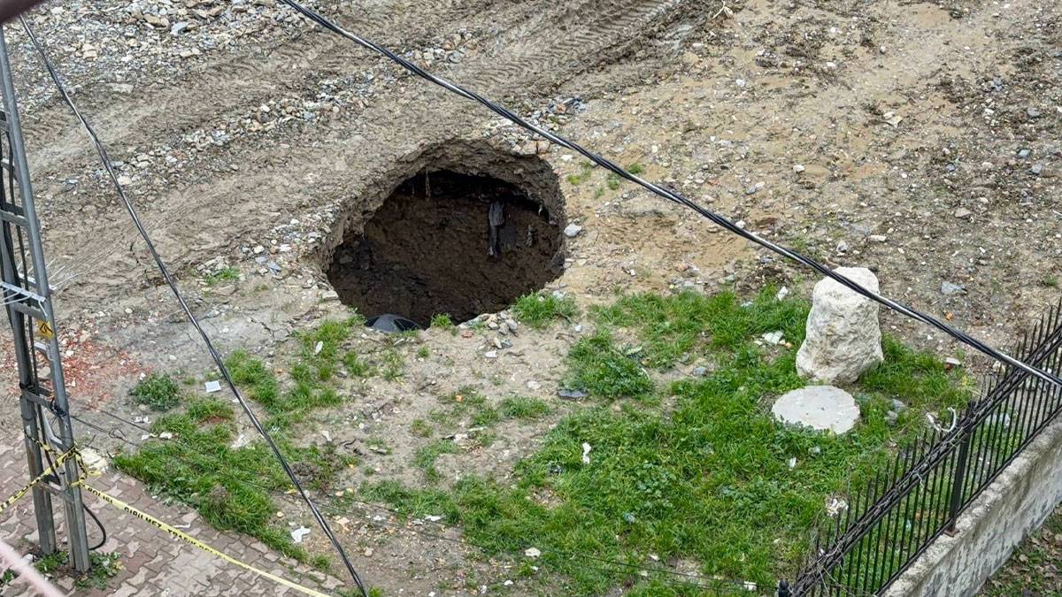 Esenyurt’ta boş arsada obruk oluştu, otomobil içine girdi