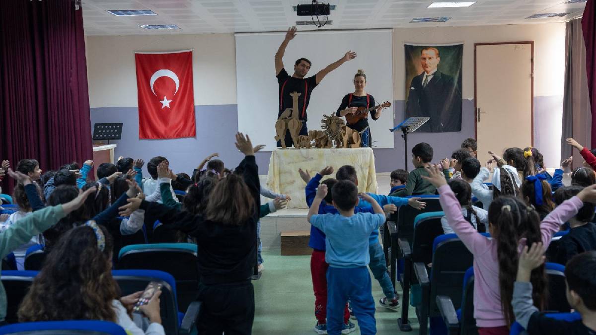 “Kendini Arayan Zürafa” Buca’da miniklerle buluştu