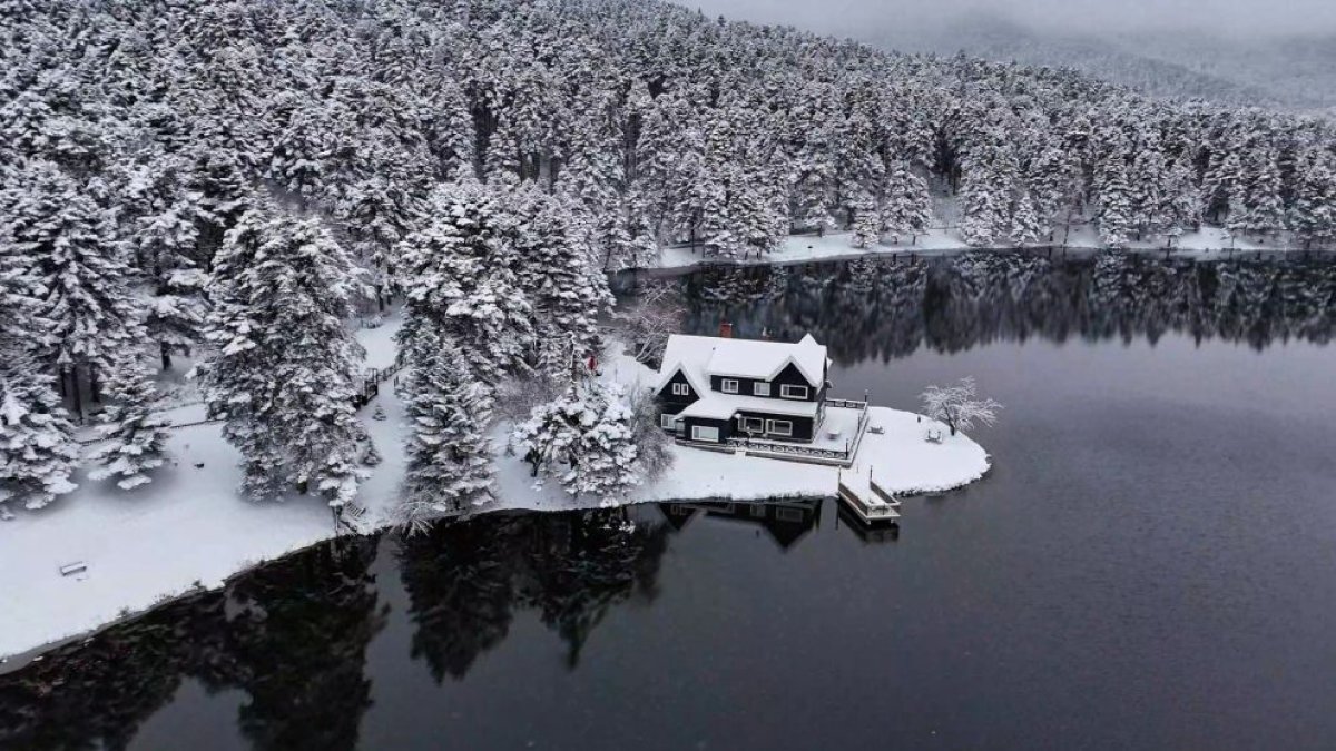 Gölcük Tabiat Parkı beyaz gelinliğini giydi: Masalsı görüntüler ortaya çıktı