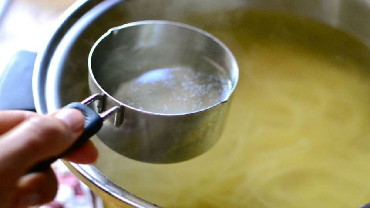 O makarna suyunu sakın dökmeyin! Etkisi gören bağımlısı olacak: Saç diplerine sür ve bekle