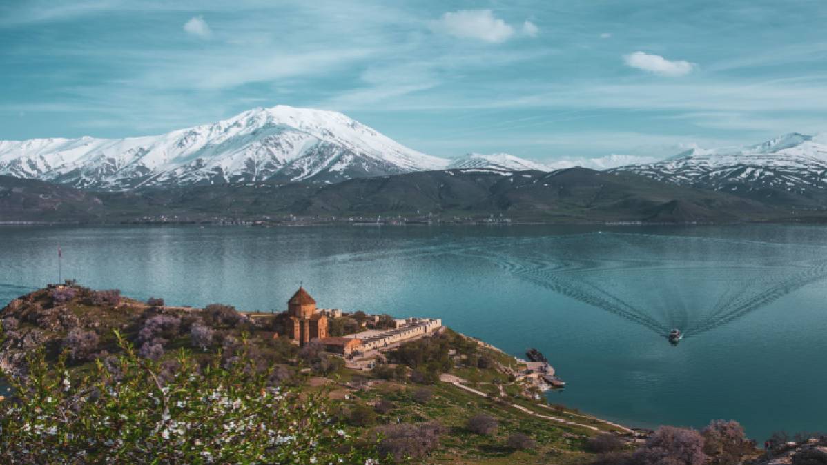 Van’da nerelere gidilir? Van Gölü ve çevresinde mutlaka görülmesi gereken yerler…