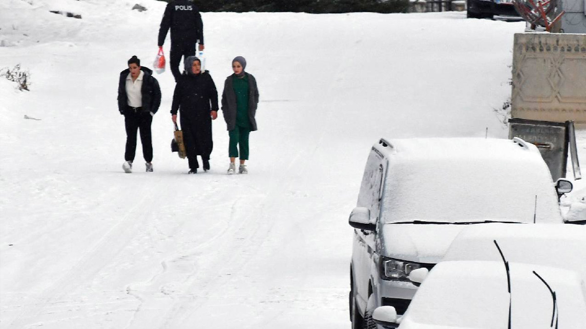 Kars'ta yoğun kar ve tipi: 41 köy yolu ulaşıma kapandı