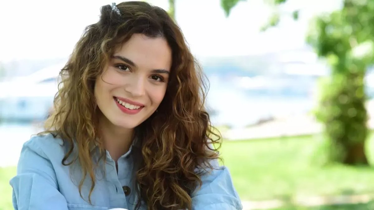 Sahnede korkutan kaza! Oyuncu Aslı Bekiroğlu’nun başına dekor kapısı düştü