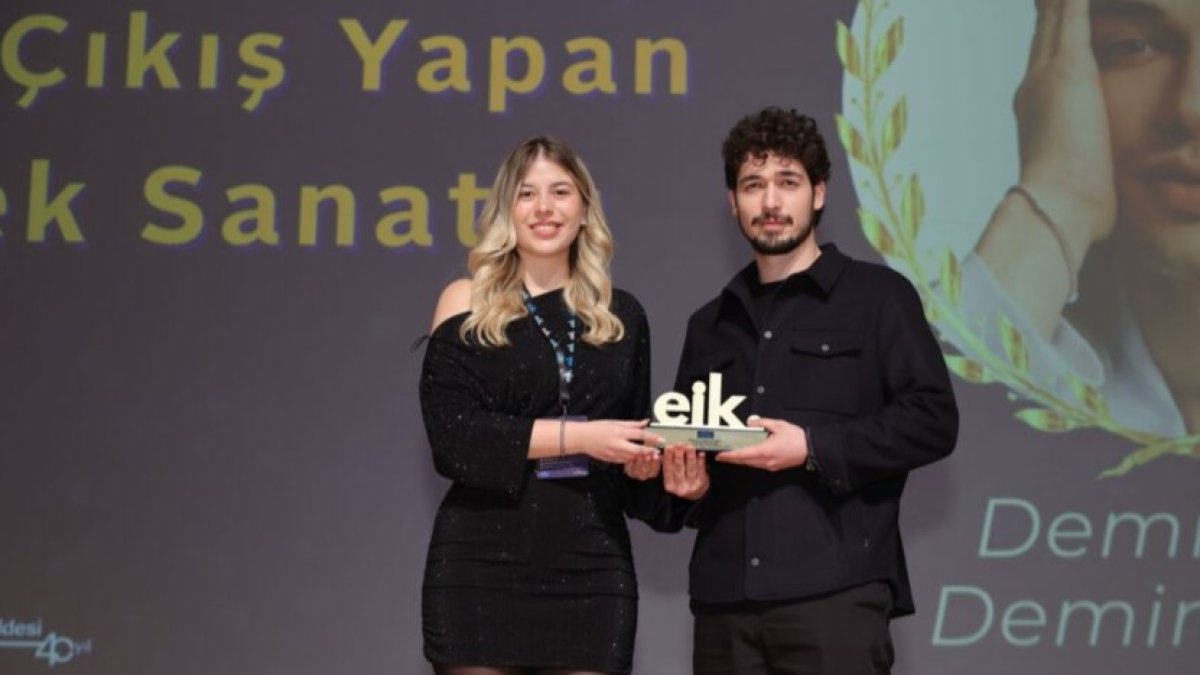 Bahar’ın yıldızı Aziz Uras, ödül töreninde annesinden özür diledi! Demirhan Demircioğlu: "Üç üniversiteyi de bitiremedim"