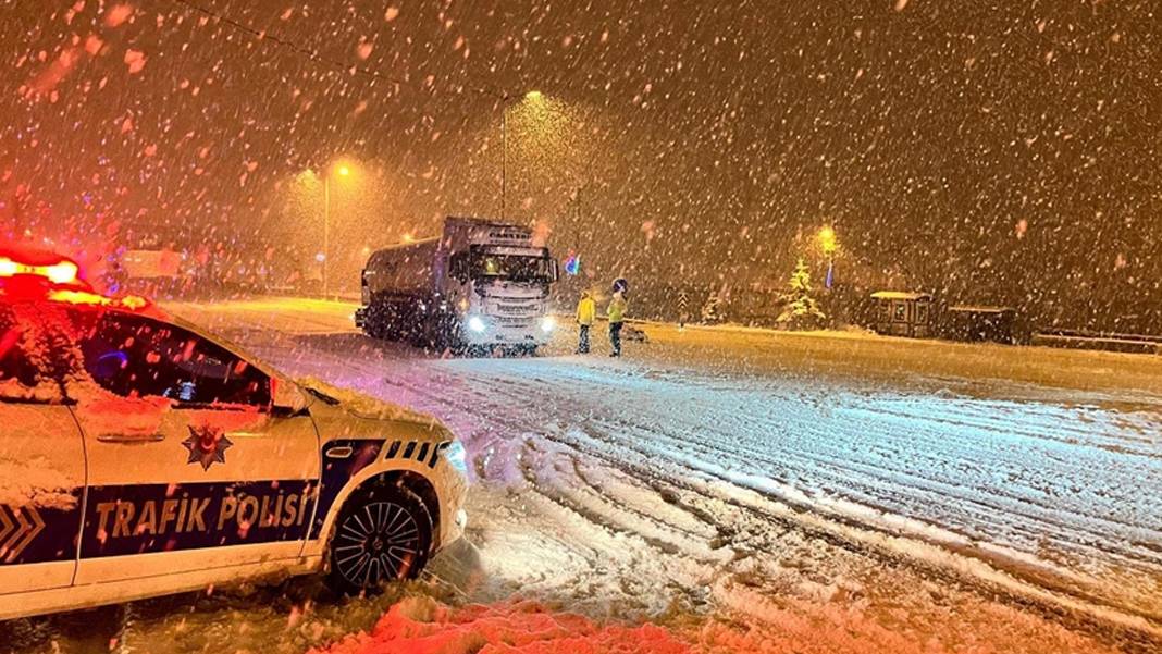 Meteoroloji'den 10 il için sarı ve turuncu kodlu uyarı: Kuvvetli kar yağışı bekleniyor