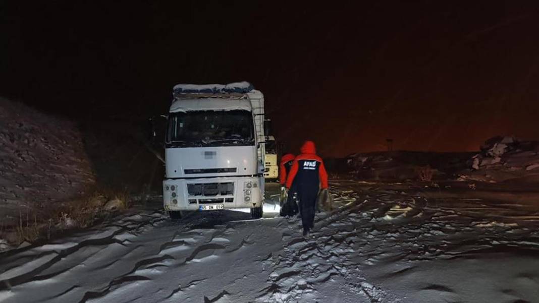 Tendürek Geçidi'nde kar esareti: 100 araç mahsur kaldı