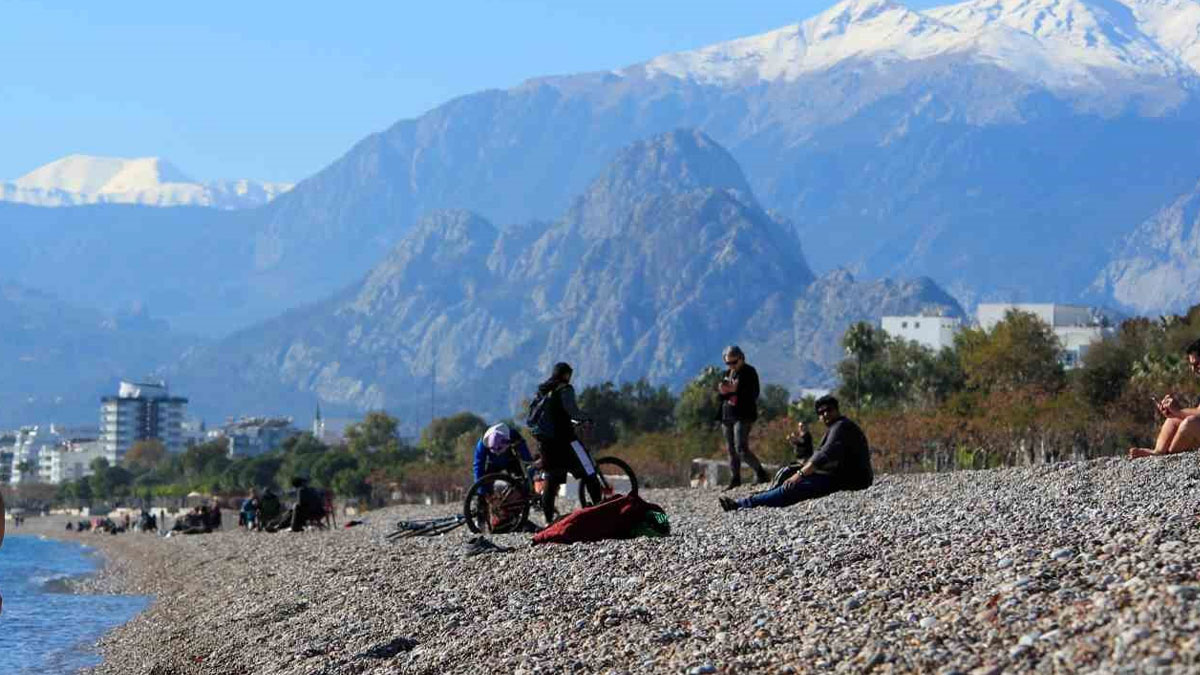 Antalya'da yazdan kalma günler: Kar manzarasına karşı denize girdiler