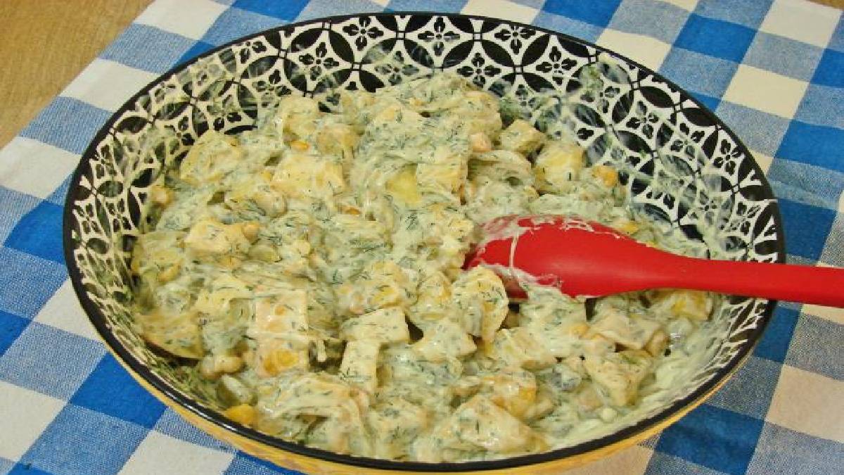 Salata değil adeta bir ana yemek! Karamelize soğanlı patates salatası: Gün sofralarının vazgeçilmezi olacak