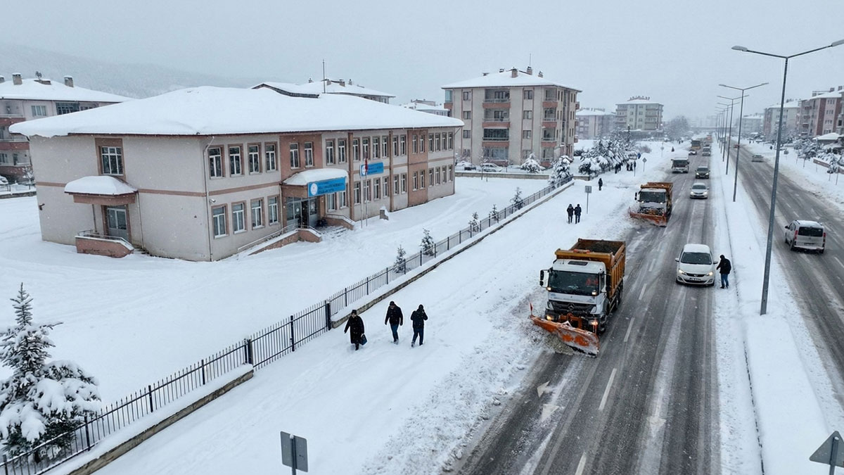 Valilikler peş peşe duyurdu: Okullar bir gün tatil edildi!