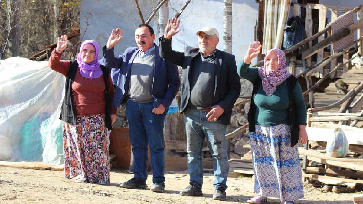 63 senedir birbirlerinden asla ayrılmıyorlar! Her şeyleri ortak olan kardeşleri eşleri bile ayıramadı