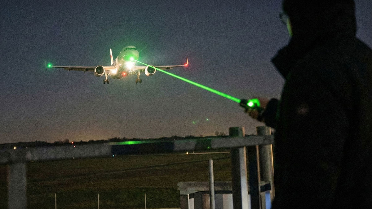 Uçağa lazer tutanlar şimdi yandı: Altı haneli para cezası!