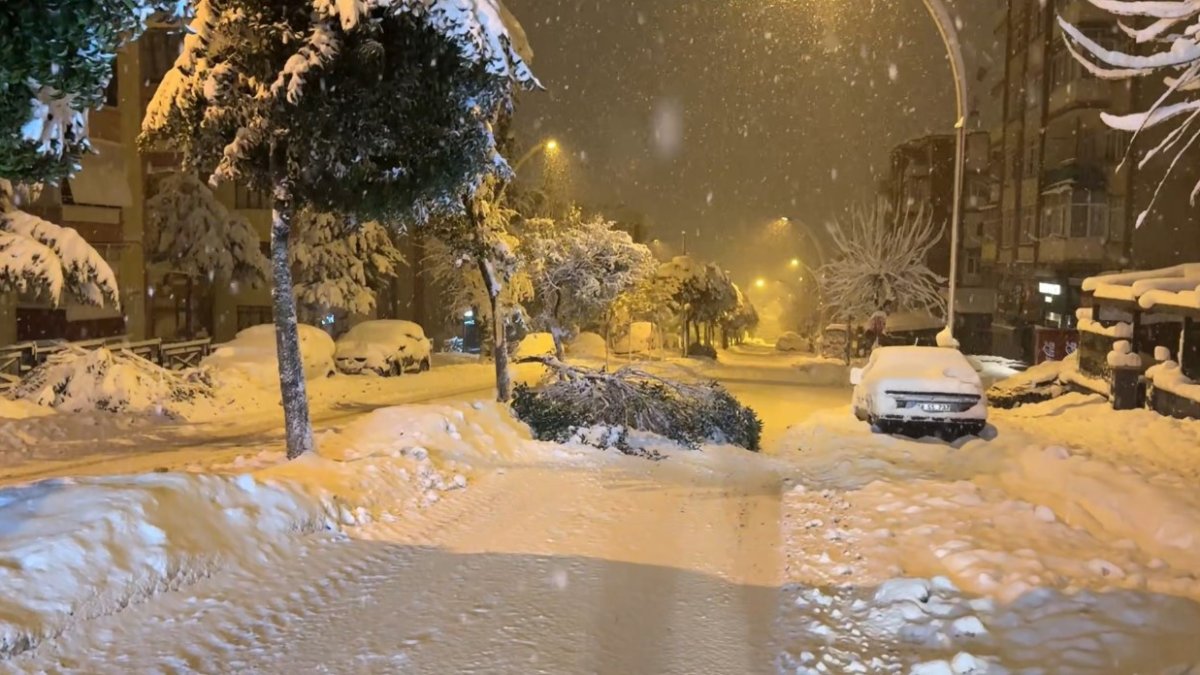 Meteoroloji'den 'turuncu' ve 'sarı' kodlu uyarı: Kar kalınlığı 25 santimetreyi aşacak