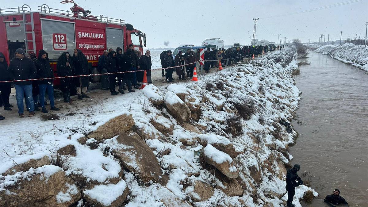 Okul yolunda facia! Otomobil sulama kanalına devrildi: 4 kayıp