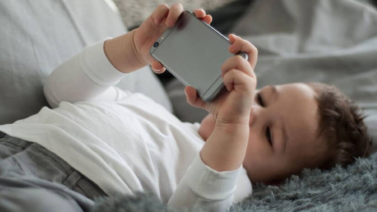 Araştırma: Erken yaşta telefon kullanımı uyku ve ruh sağlığını etkiliyor