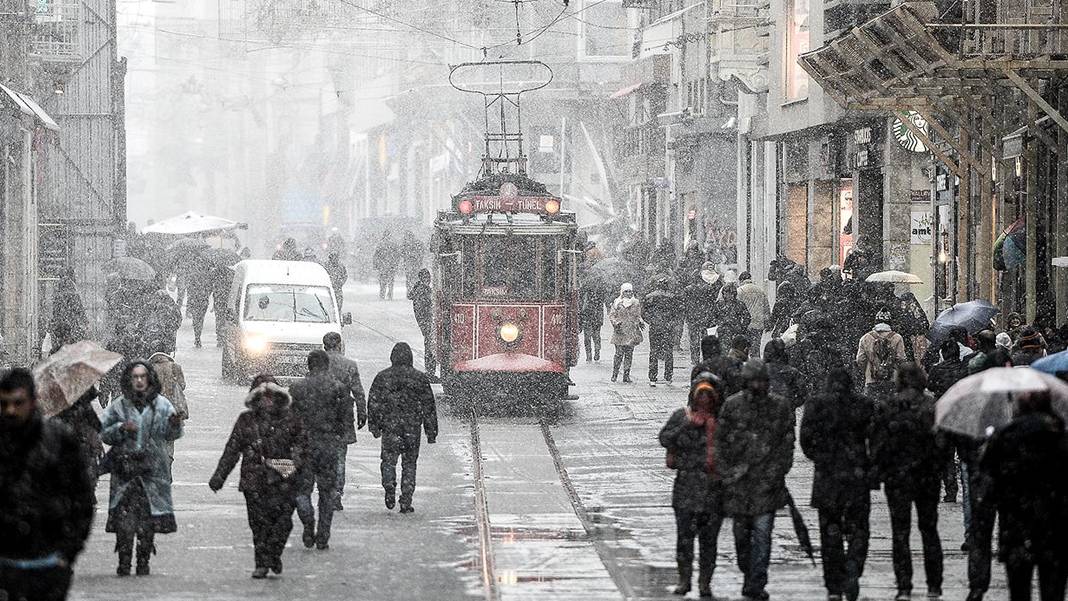 İstanbul'da gözler kar tatili haberindeyken Valilik'ten kritik uyarı: Fırtına kapıda