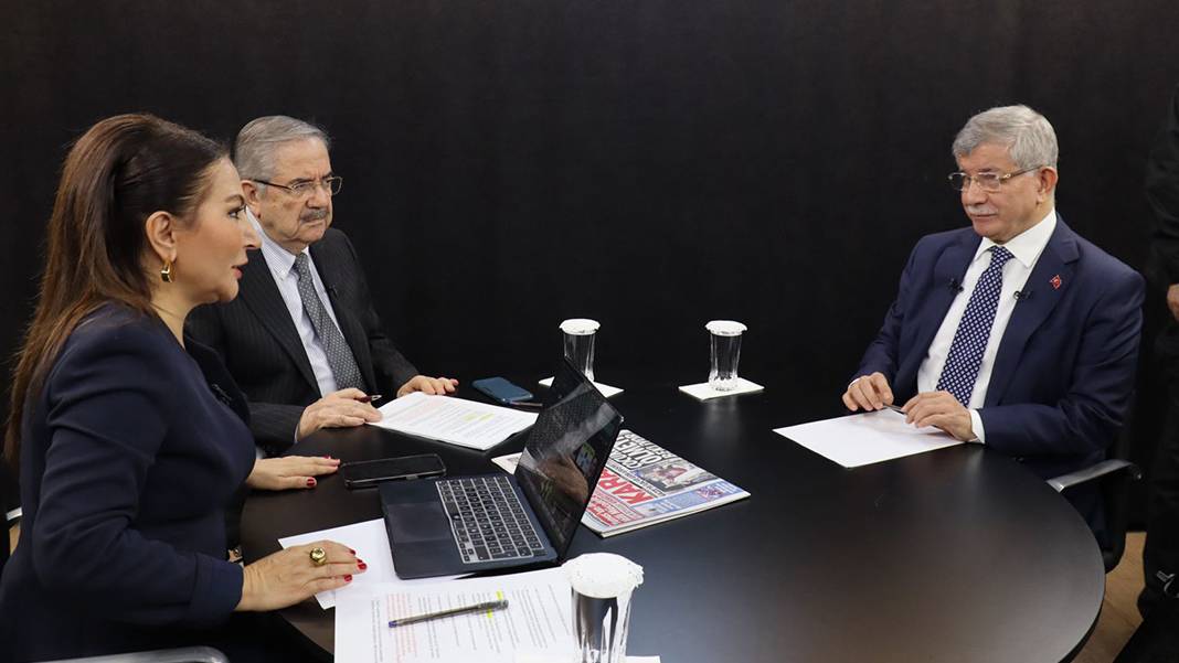 Ahmet Davutoğlu Karar TV'ye konuk oluyor: Taha Akyol ve Elif Çakır'ın sorularını cevaplıyor