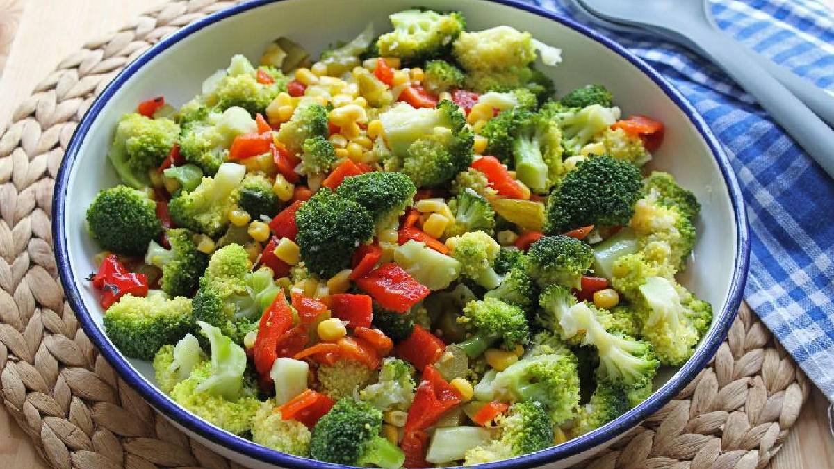 Sofranın en hafif lezzeti! Bol sosuyla unutulmaz bir lezzet oluyor: İşte Brokoli salatası tarifi…