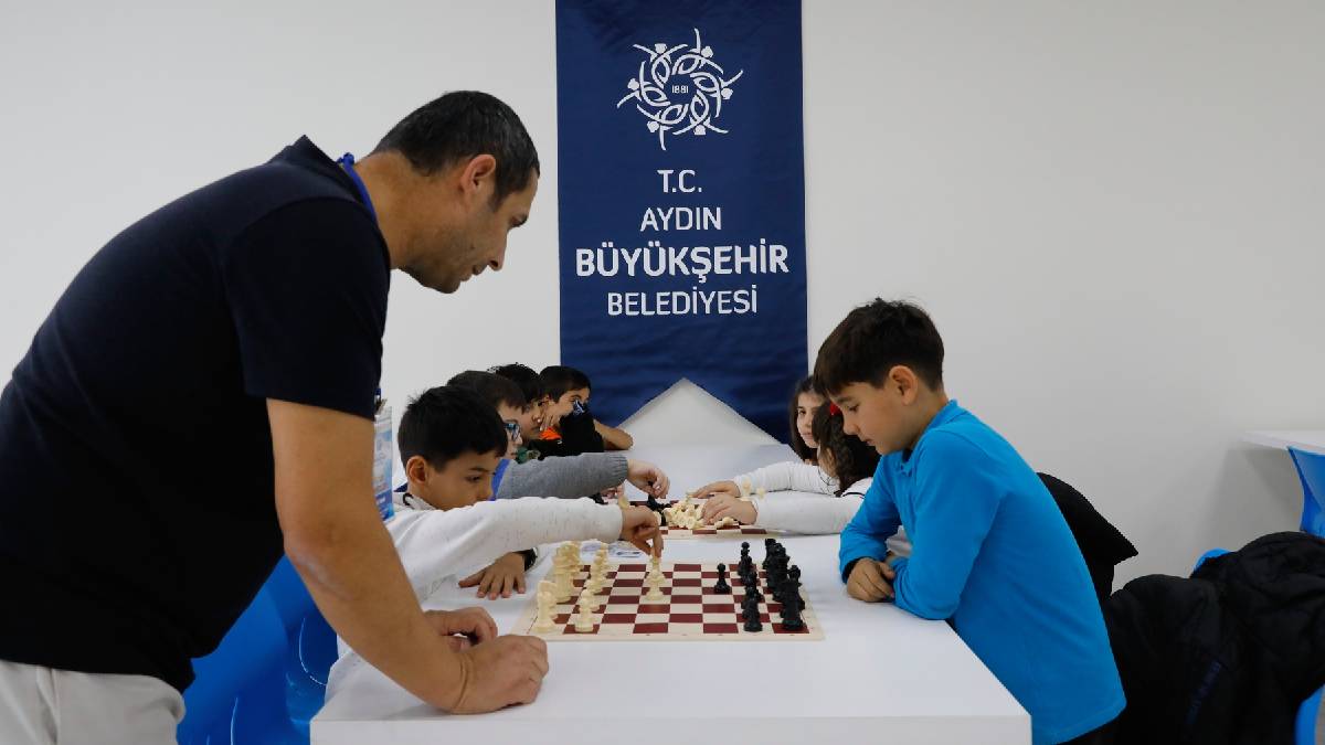 Aydın Büyükşehir Belediyesinin satranç eğitimleri sürüyor