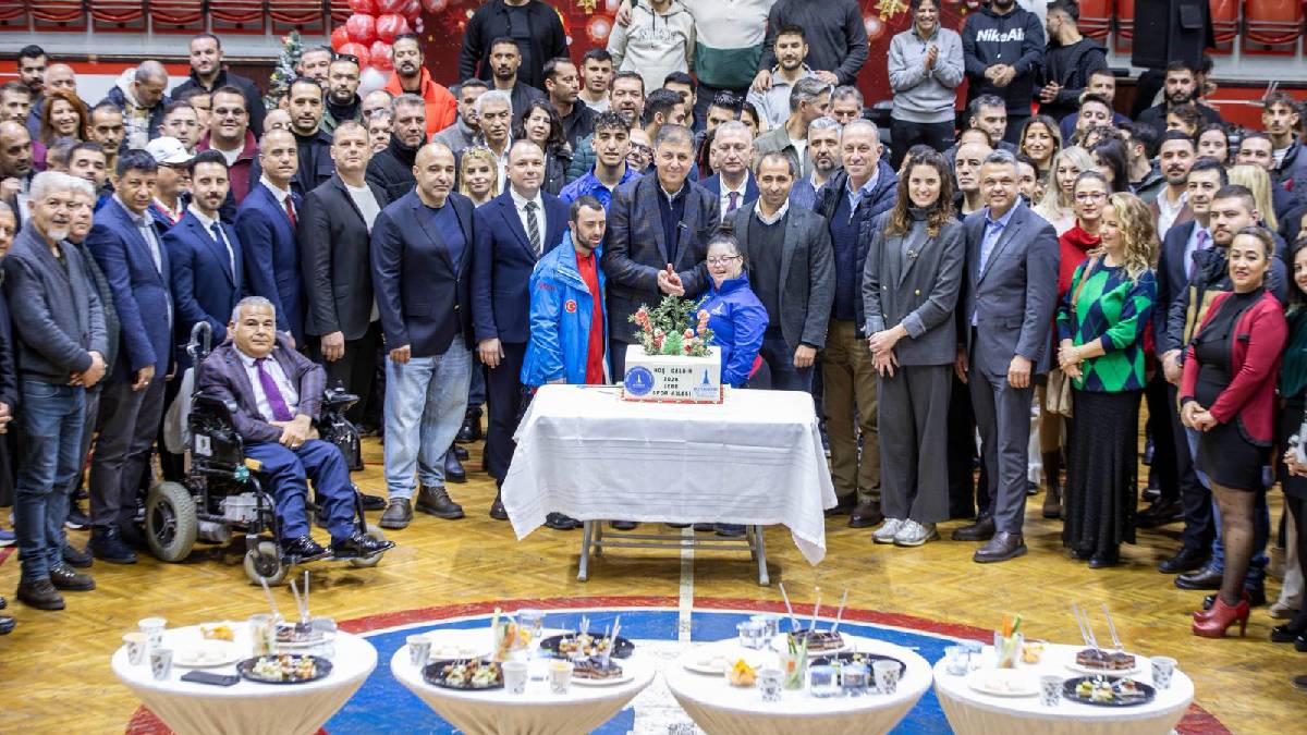 Başkan Tugay, yeni yıl öncesi sporcularla bir araya geldi