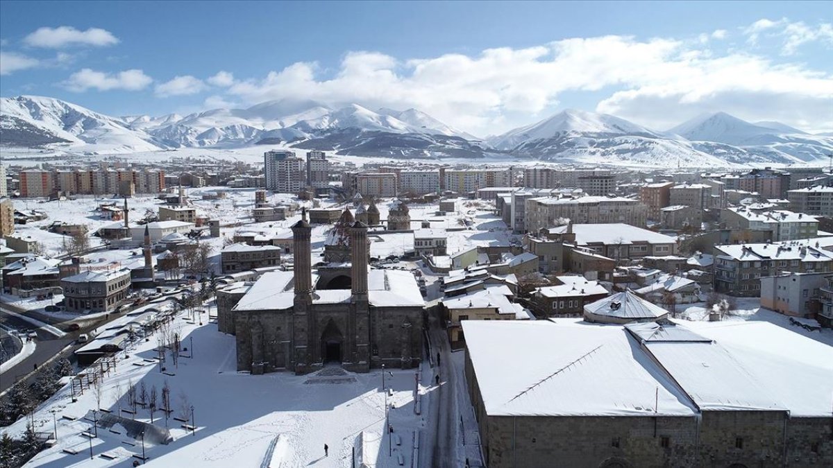 Erzurum sıfırın altında 30,3 dereceyle Türkiye’nin en soğuk ili oldu