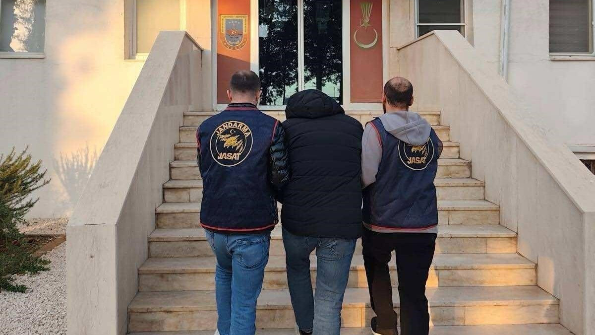 252 suç kaydı 127 yıl hapis cezası çıktı! Kargo paketlerine muz veya salatalık koyan suç makinesi yakalandı