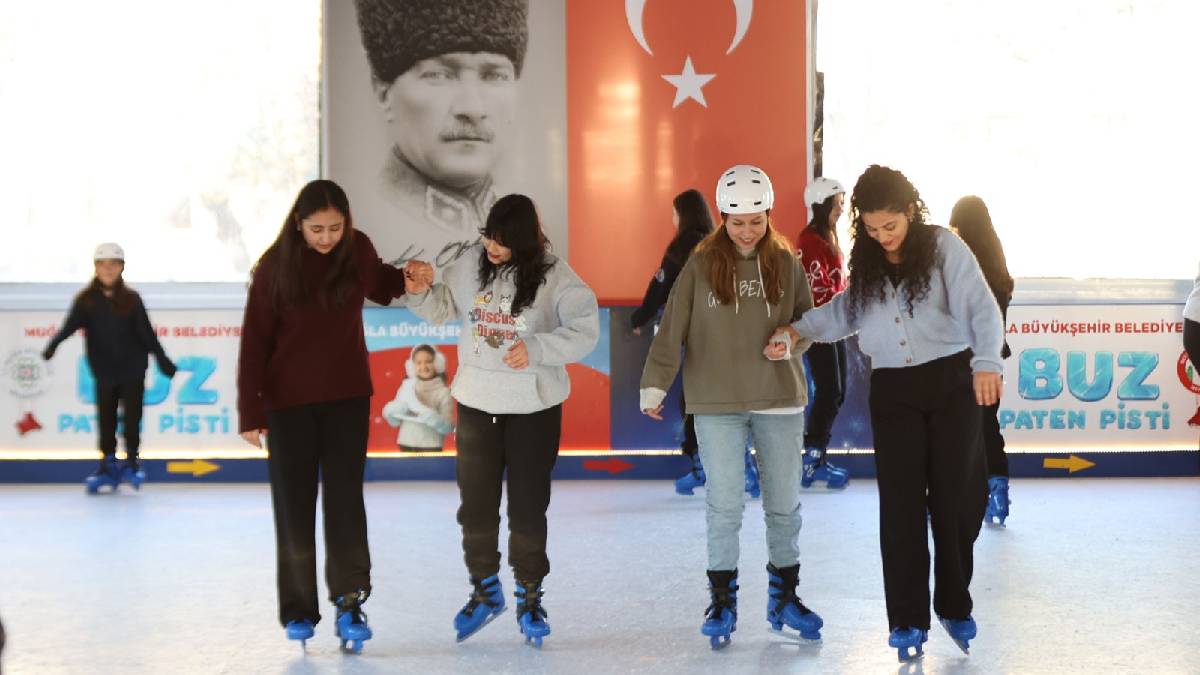 Muğla’da yeni yıl coşkusu buz paten pistiyle başladı