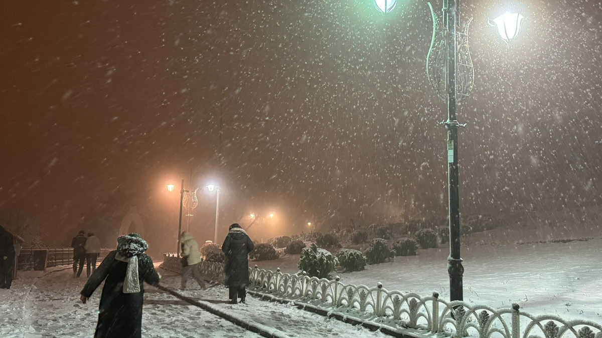 İstanbul'da beklenen kar yağışı başladı: Valilikten tatil açıklaması