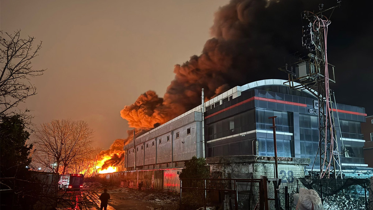 Esenyurt'ta kahve fabrikasında yangın