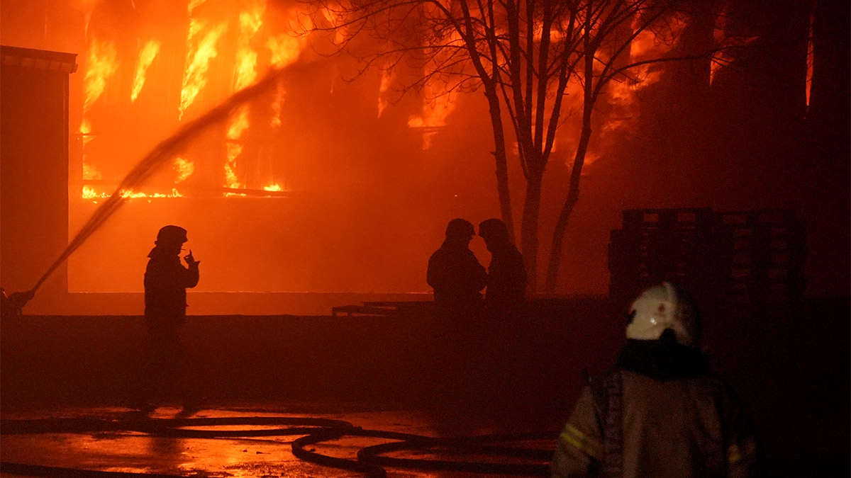 Esenyurt'ta fabrika yangını! 8 saattir müdahale sürüyor