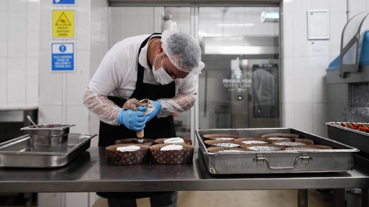 Yeni yıl pastaları bu yıl da Büyükşehir’den...  3 bin 20 pasta çocuklu ailelere teslim edildi