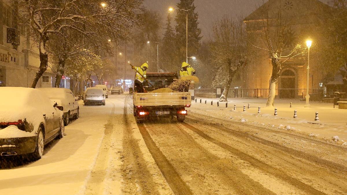 Gaziantep Büyükşehir yoğun kar yağışında tüm ekipleriyle sahada