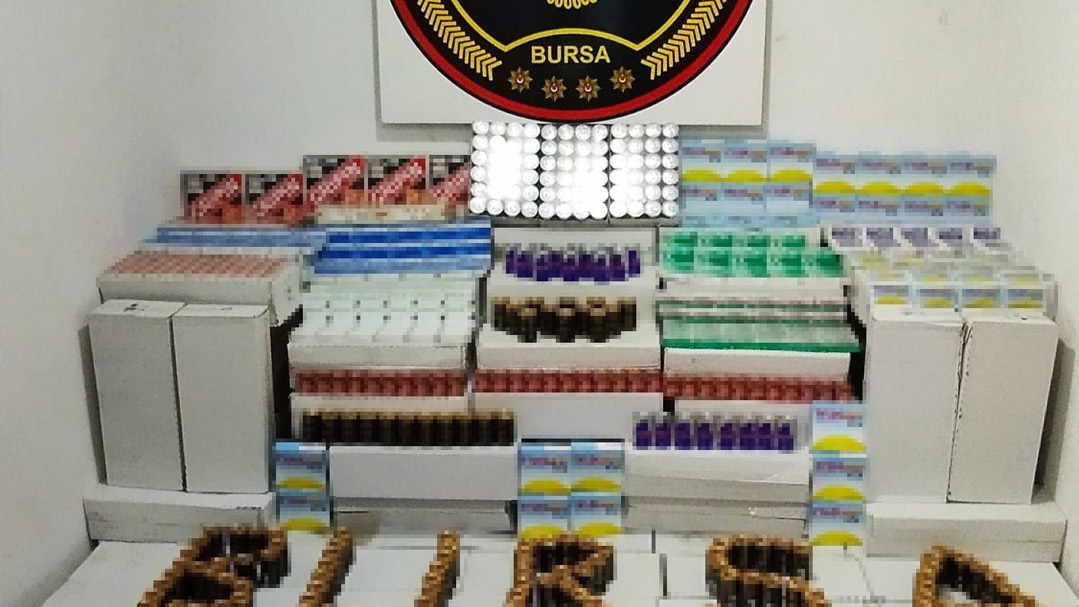 Bursa’da ruhsatsız ilaç baskını: Yüz binlerce hap ele geçirildi