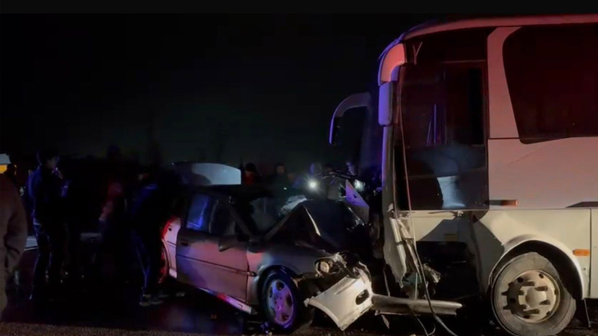 Balıkesir’de işçi servisi ile otomobil çarpıştı: 1 ölü, 13 yaralı