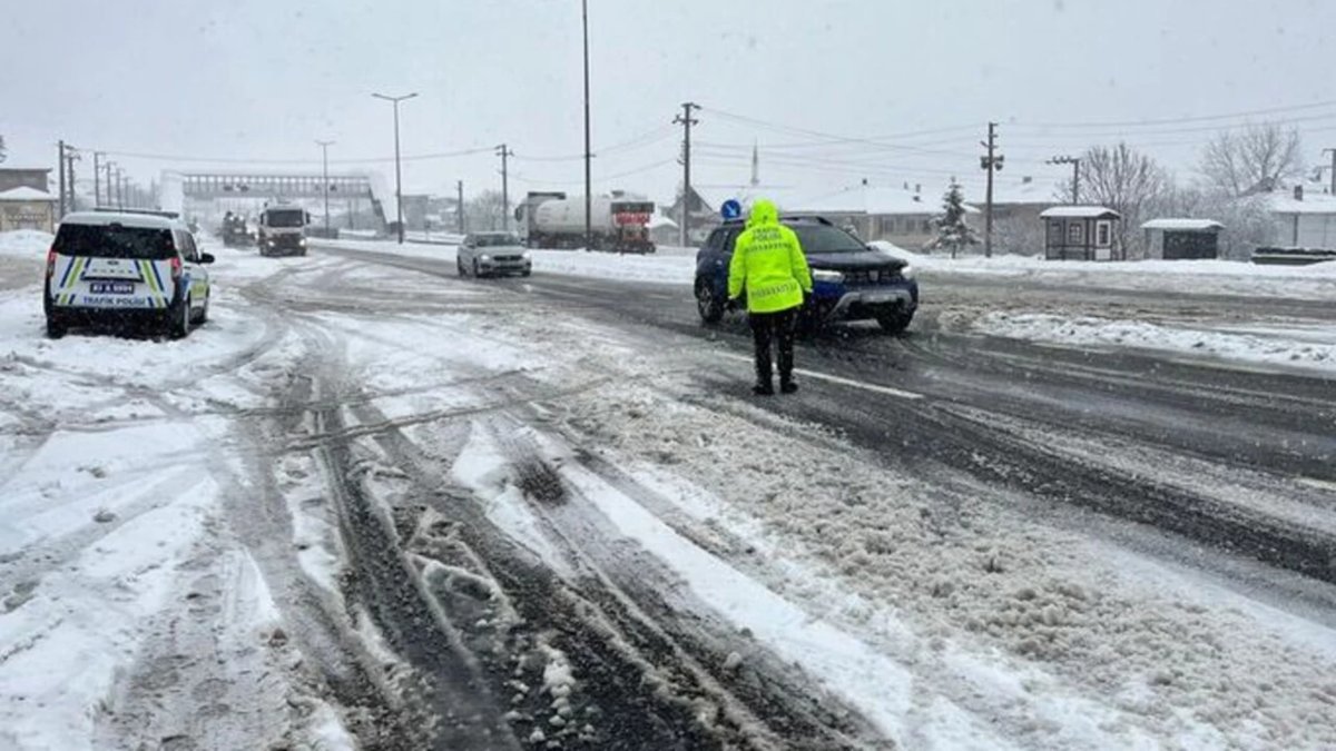 Bolu Dağı kar yağışı nedeniyle ağır tonajlı araçlara kapatıldı