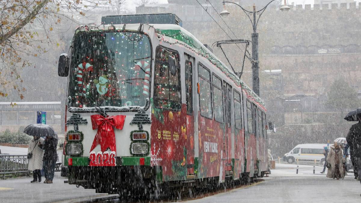 Bursa’da yeni yıl coşkusu nostaljik tramvayla yaşanıyor