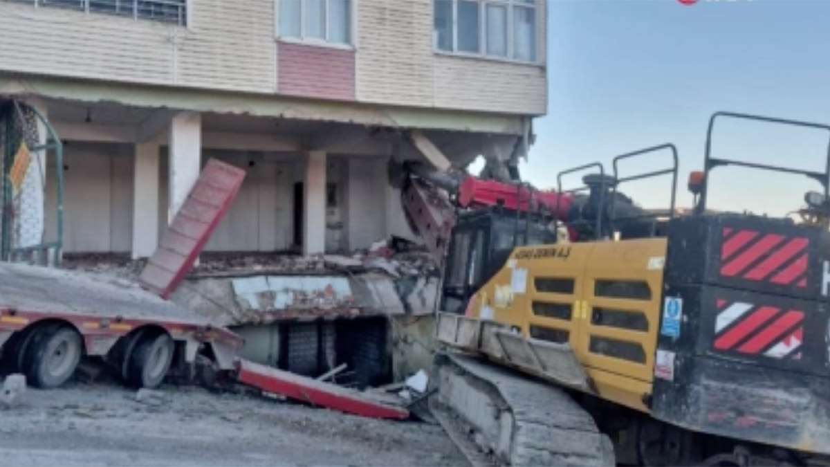 Son dakika! Başakşehir’de vinç paniği: 2 araç ve binaya çarptı