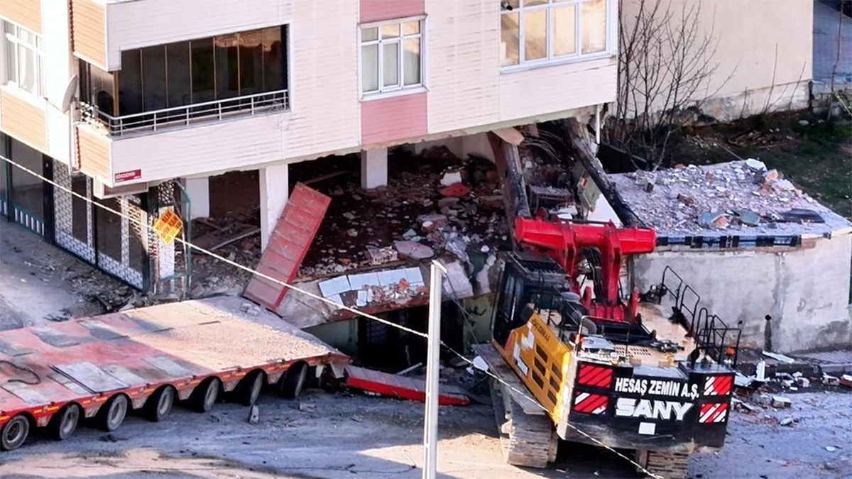 Başakşehir’de vinç paniği: 2 araç ve binaya çarptı